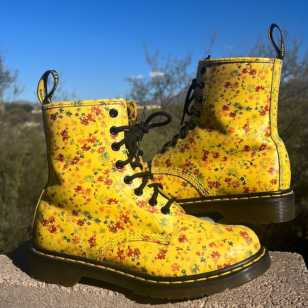 🌼 Dr. Martens Sunshine Yellow Daisy Floral 1460 Boots 🌼